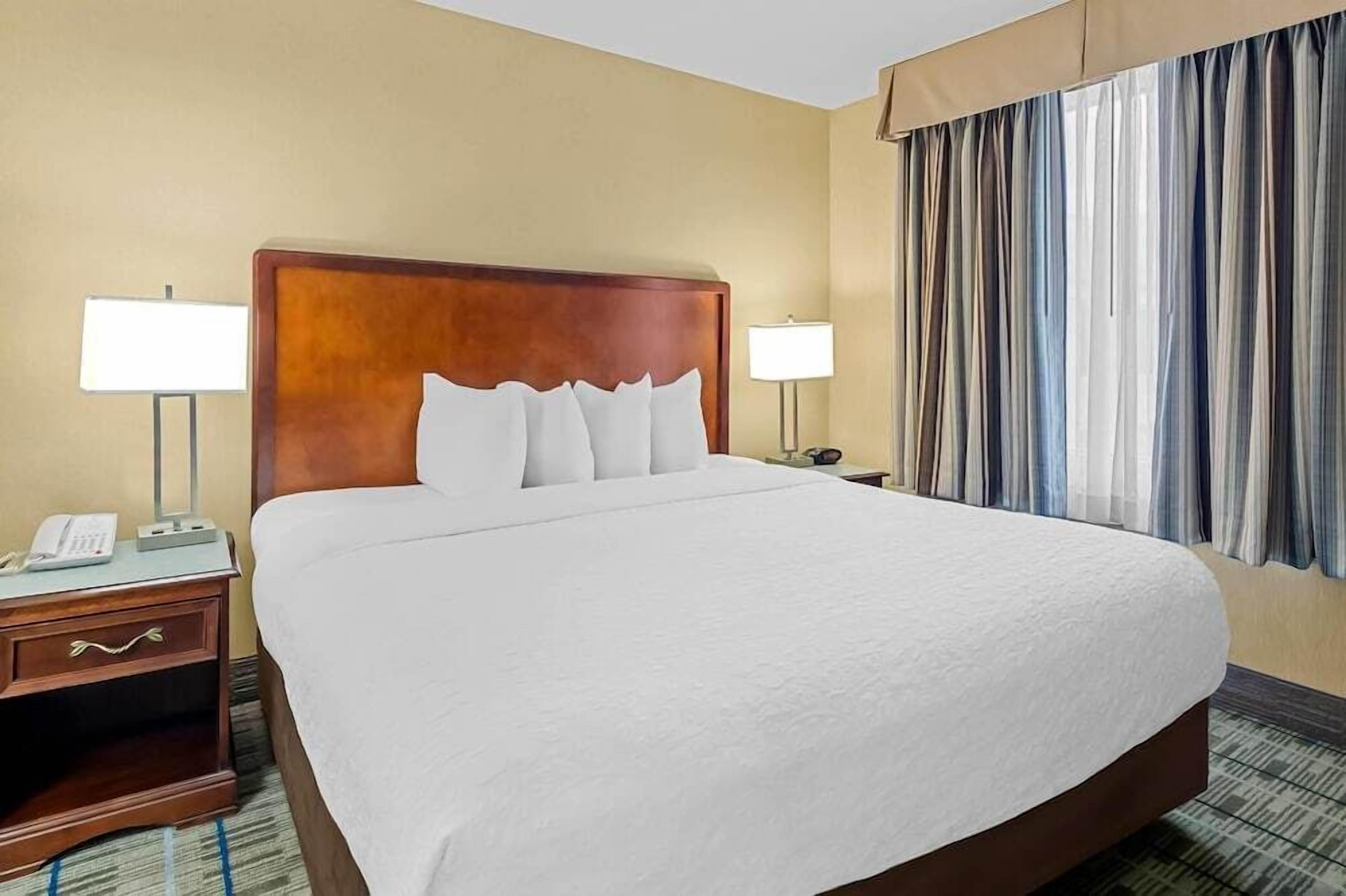 Premium bedding, in-room safe, desk, laptop workspace
