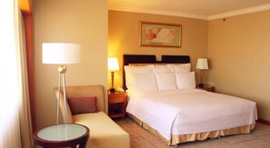 Schreibtisch, schallisolierte Zimmer, Bügeleisen/Bügelbrett