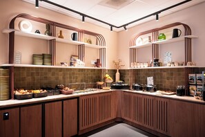 Daily full breakfast (EUR 17 per person)