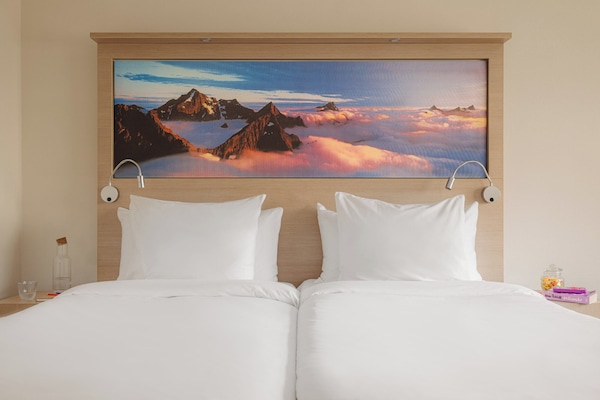 Ropa de cama de alta calidad y caja de seguridad en la habitación