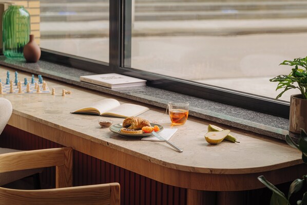 Sarapan penuh setiap hari (EUR 17 seorang)