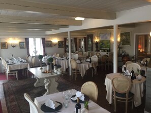 Melayani makan siang dan makan malam 