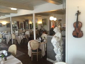 Lunch and dinner served - Rudbøl Grænsekro (Højer)