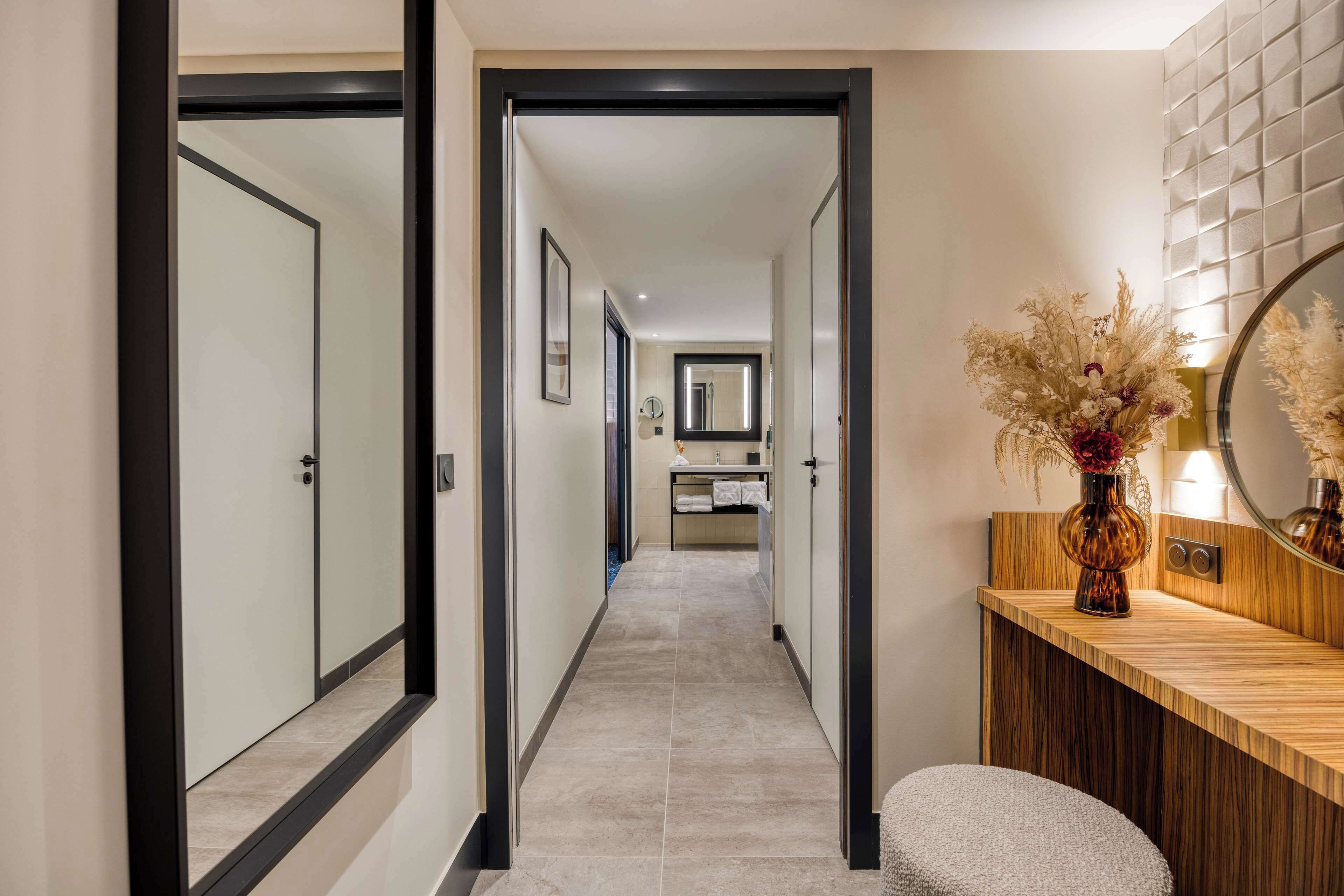 Junior Suite, 1 King Bed | Minibar, in-room safe, desk, soundproofing