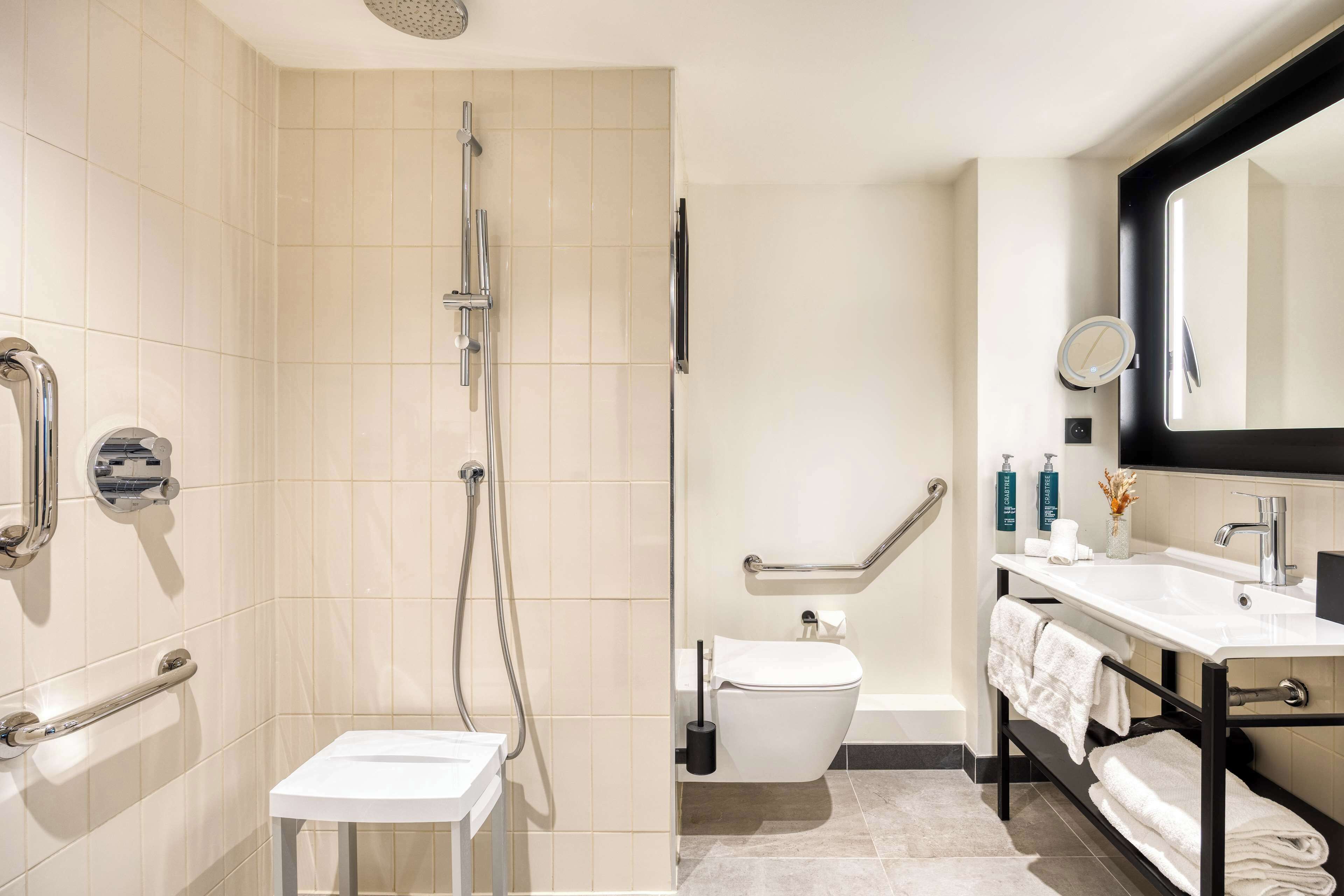 Une salle de bain moderne équipée d’une douche, de toilettes et d’un lavabo.