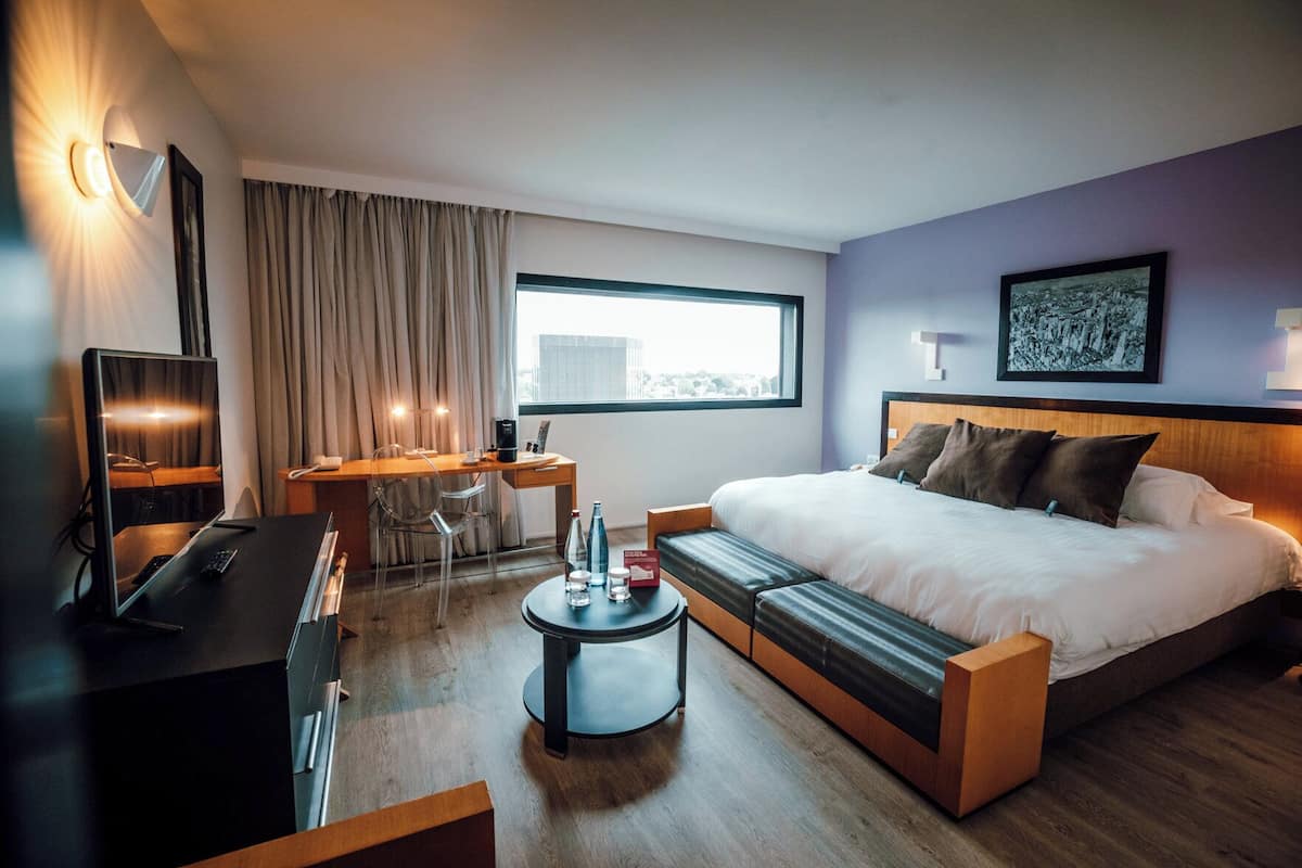 Minibar, coffres-forts dans les chambres, bureau, chambres insonorisées