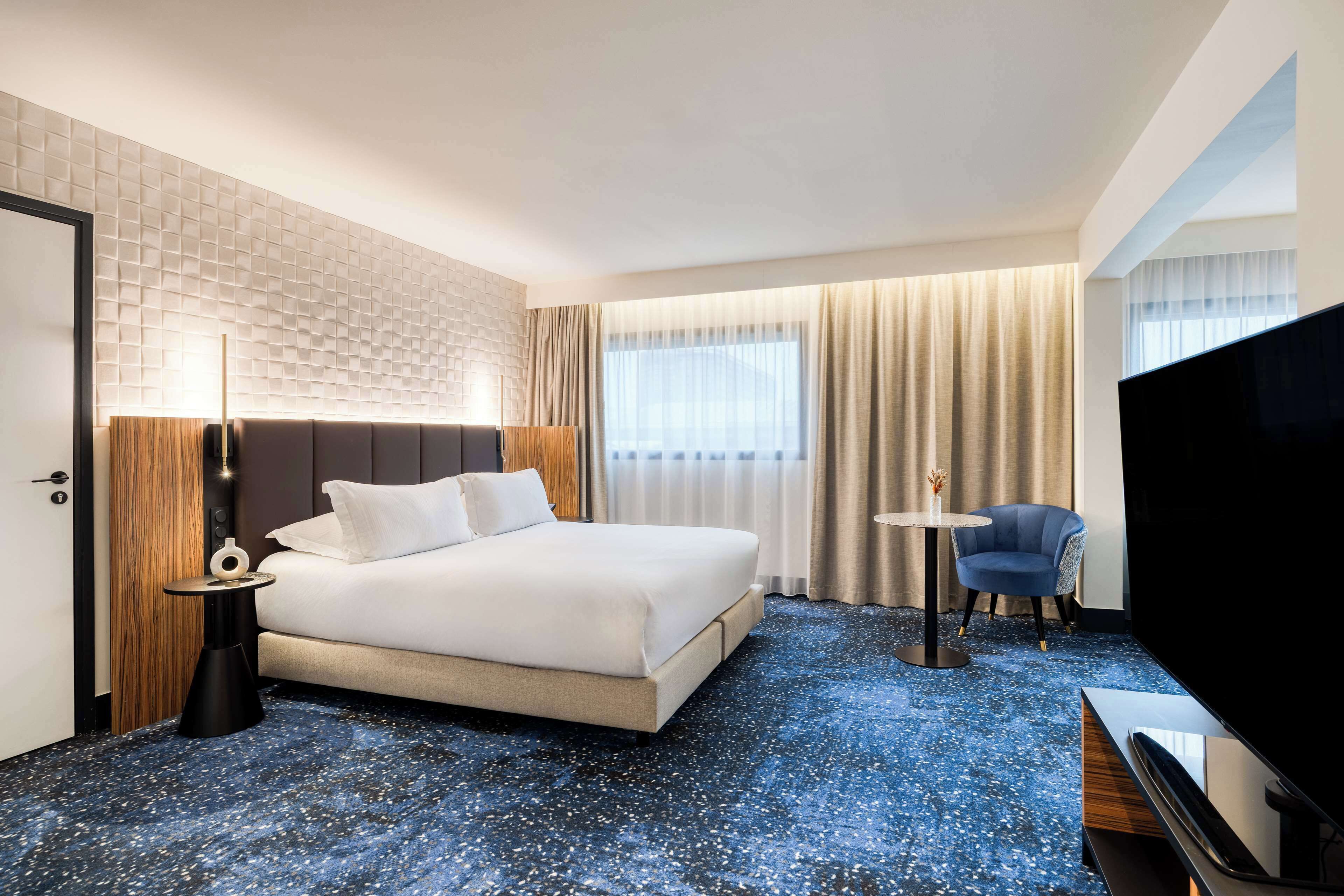 room, 1 king bed | minibar, in-room safe, desk, soundproofing