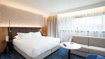 ميني بار وخزنة داخل الغرفة ومكتب وتجهيزات عازلة للصوت