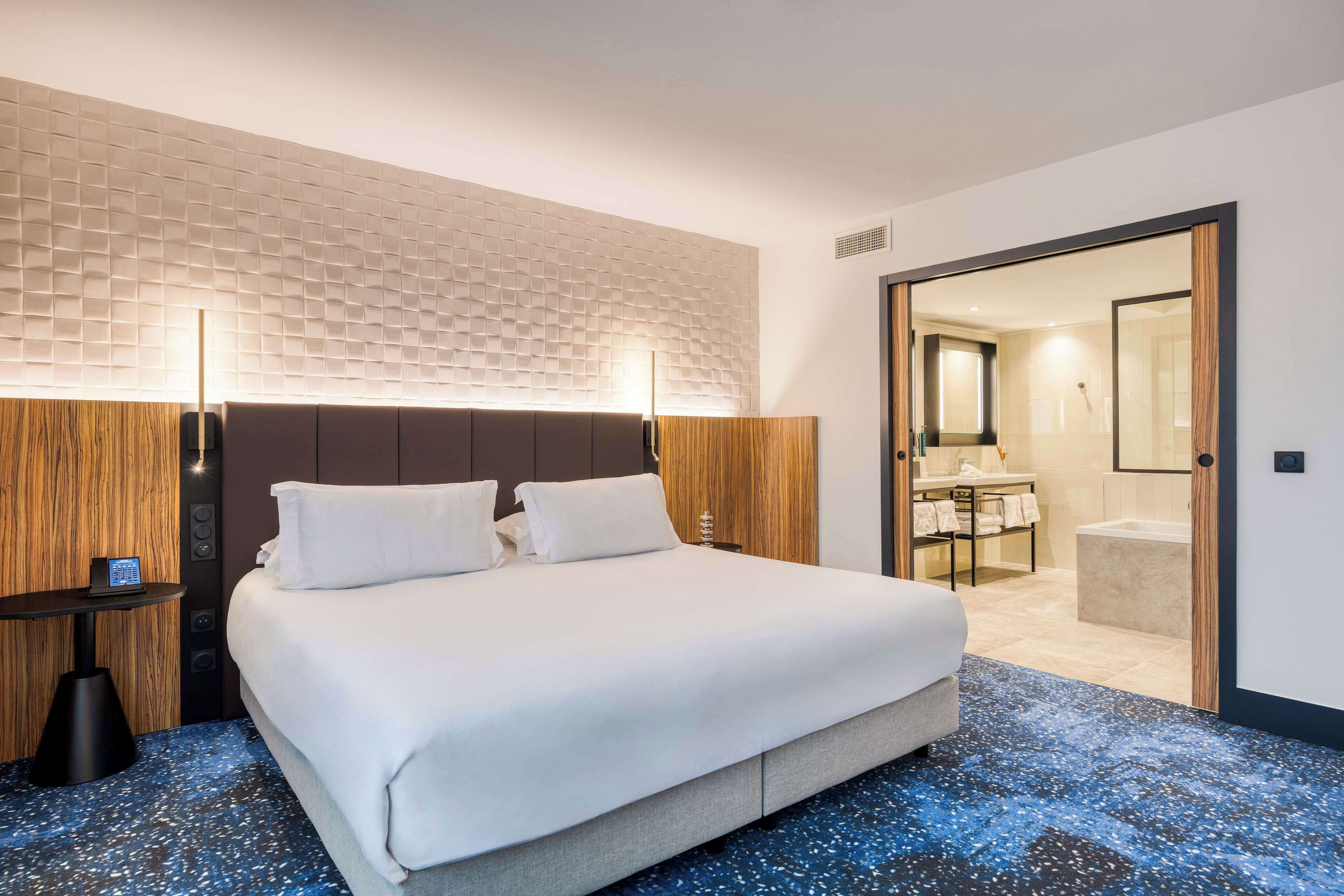 Junior suite, 1 kingsize bed | Een minibar, een kluis op de kamer, een bureau, geluiddichte muren