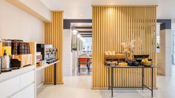 بوفيه فطور يوميًا بتكلفة قدرها (15 EUR للشخص)