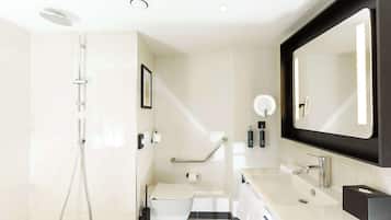 Une salle de bain moderne équipée d’une douche, de toilettes et d’un lavabo.