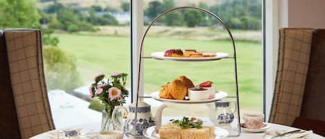 Frühstück, Mittagessen, britische Küche, Blick auf den Golfplatz