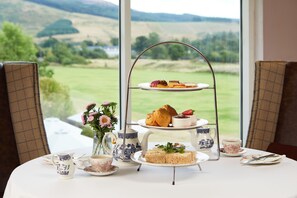 Frühstück, Mittagessen, britische Küche, Blick auf den Golfplatz 