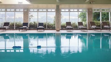 Una piscina cubierta