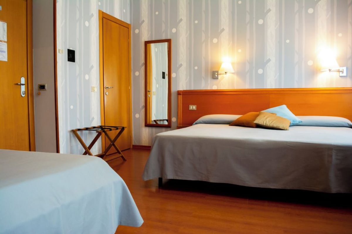 Habitación cuádruple estándar | Edredones de plumas, minibar, caja fuerte y escritorio