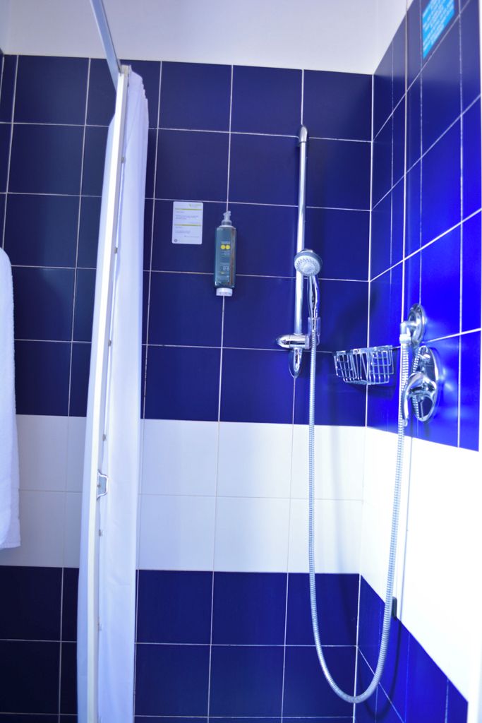 Amenidades de baño ecológicas, secadora de cabello, toallas, jabón 