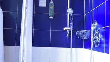 Amenidades de baño ecológicas, secadora de cabello, toallas, jabón
