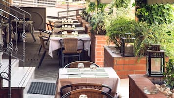 Petit-déjeuner et dîner servis sur place, restauration en plein air 