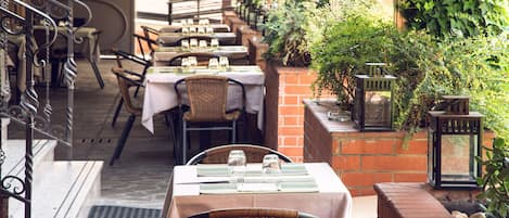 Aperto a colazione e cena, con tavoli all'aperto 