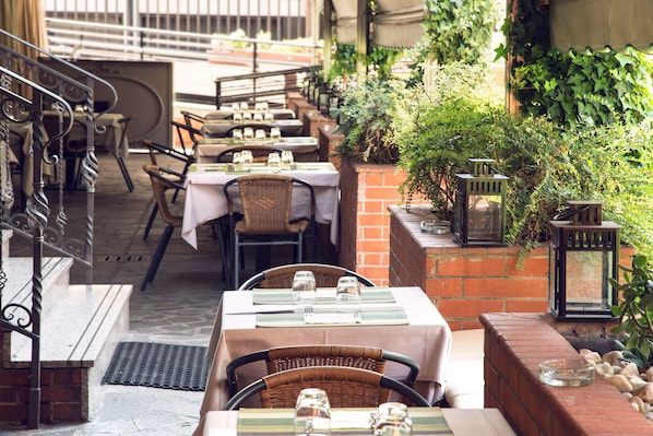 Se sirven desayunos y cenas, restaurante con mesas al aire libre 