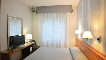 Habitación doble | Edredón, minibar, caja de seguridad en la habitación y escritorio
