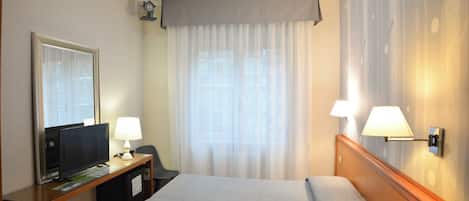Habitación doble | Edredón, minibar, caja de seguridad en la habitación y escritorio