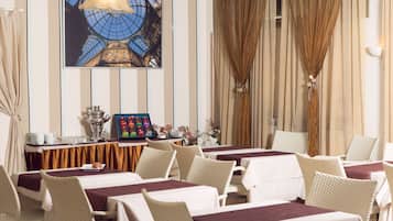 Breakfast and dinner served, alfresco dining