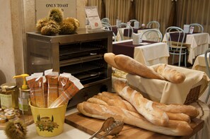 Se ofrece un desayuno bufé todos los días (por un coste adicional)