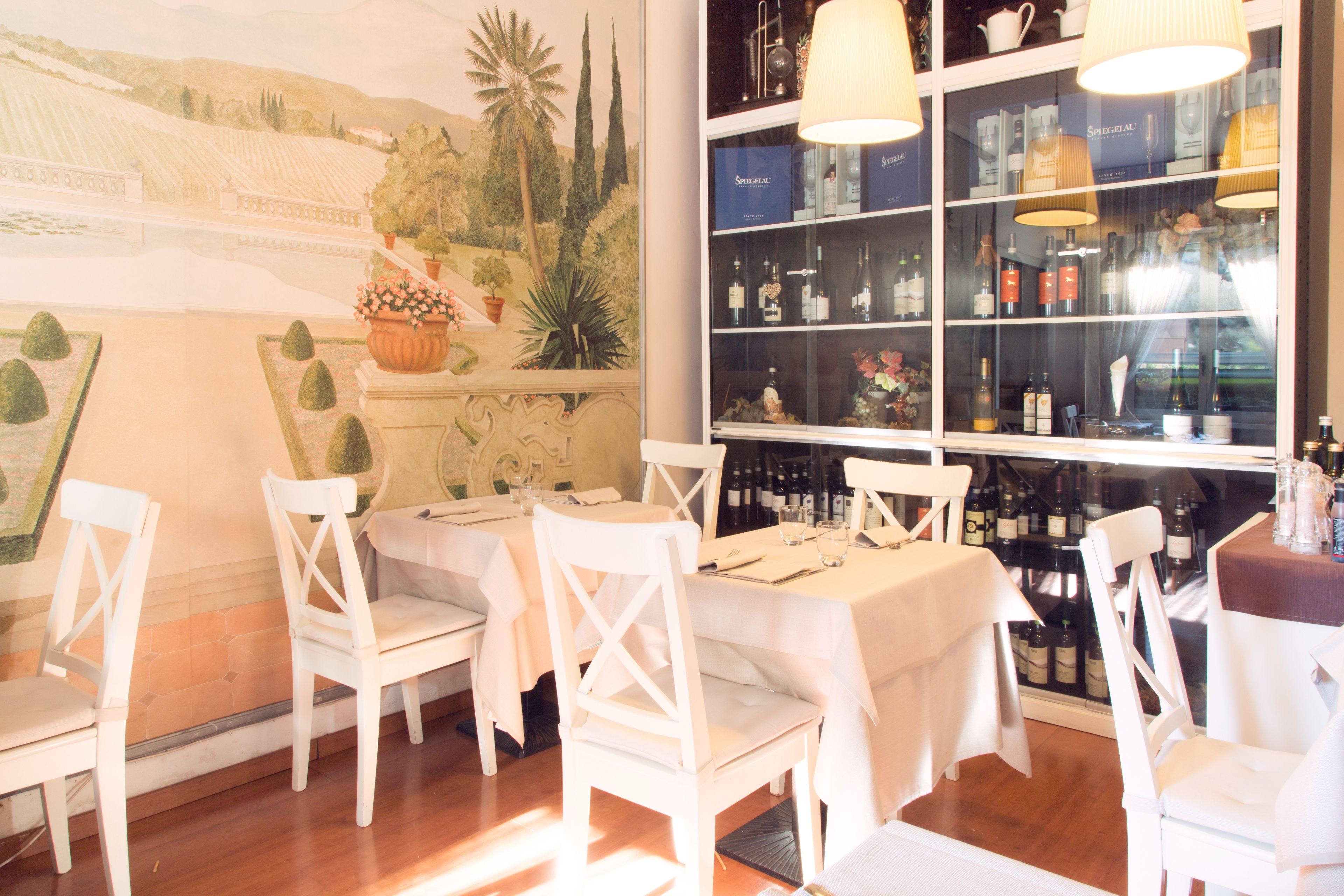 Breakfast and dinner served, alfresco dining 