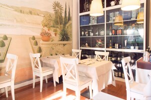 Breakfast and dinner served, al fresco dining 