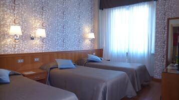 Camera tripla | Copriletto in piuma, minibar, cassaforte in camera, una scrivania