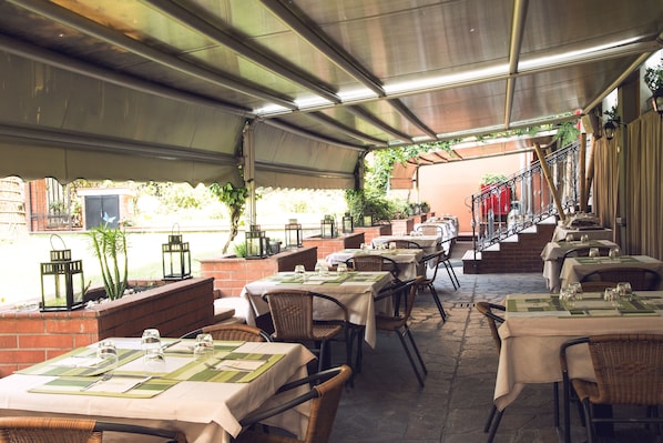 Frühstück und Abendessen, Speisen im Freien 