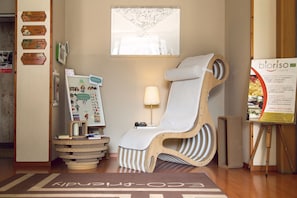 Coin salon dans le hall