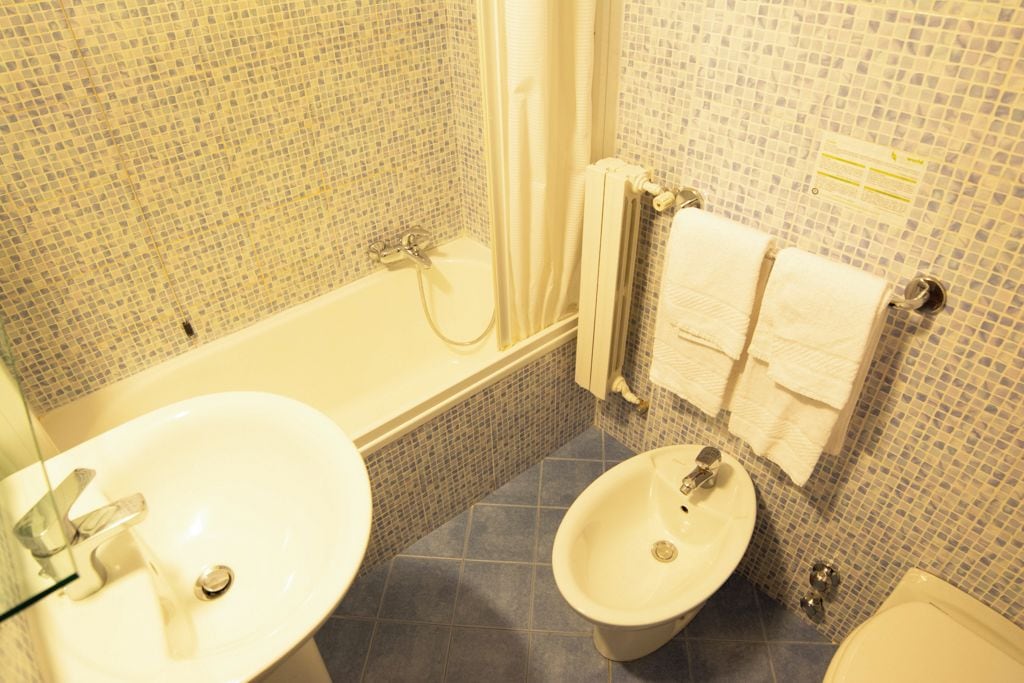 Un bagno con una vasca, un lavandino e un water.