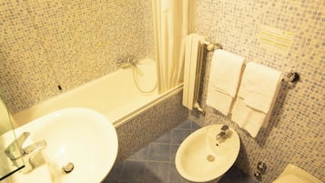 Un bagno con una vasca, un lavandino e un water.