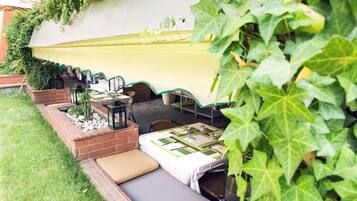 Breakfast and dinner served, alfresco dining
