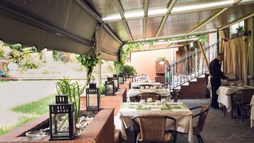 Breakfast and dinner served, alfresco dining