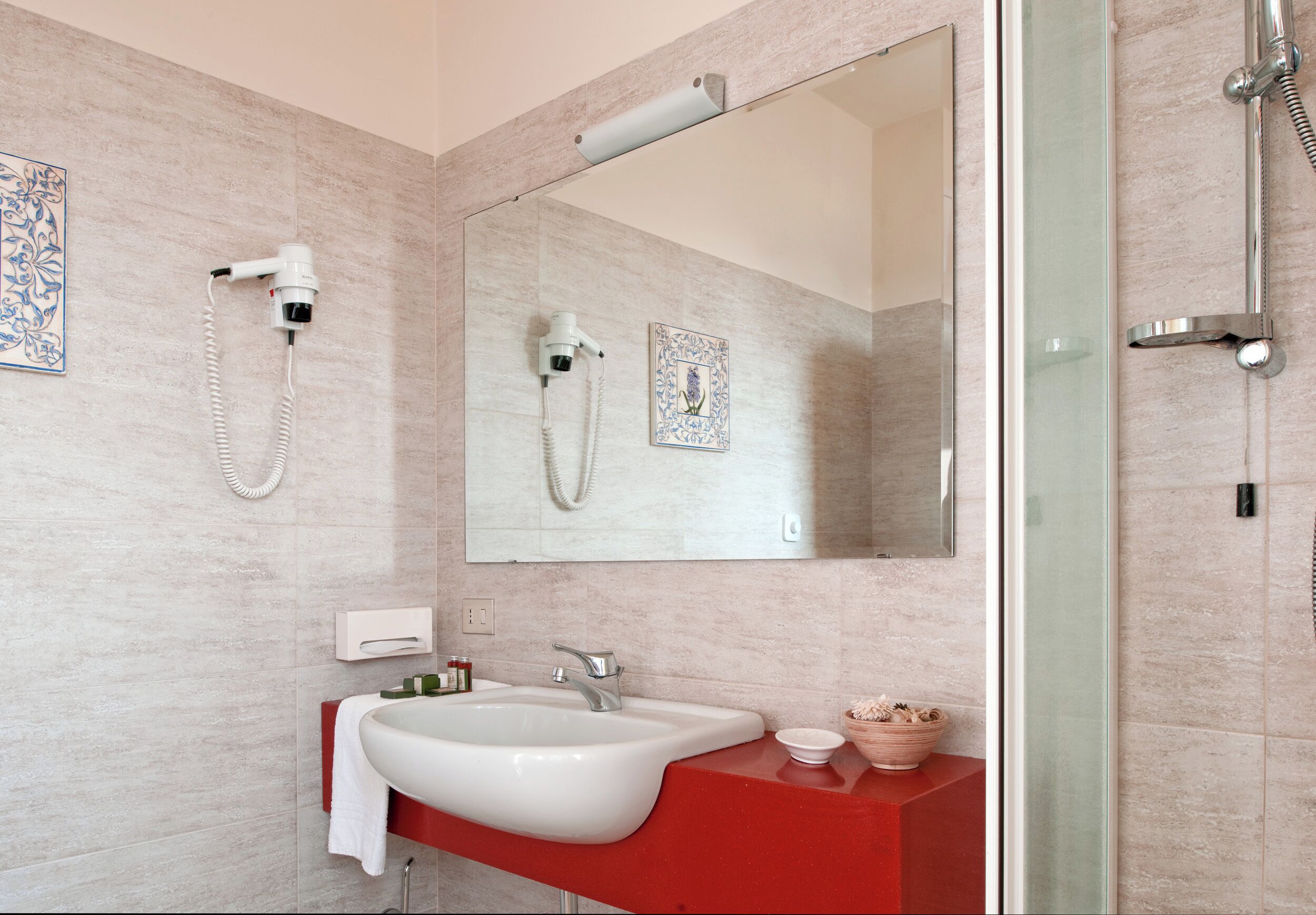 combined shower/bathtub, free toiletries, hair dryer, bidet