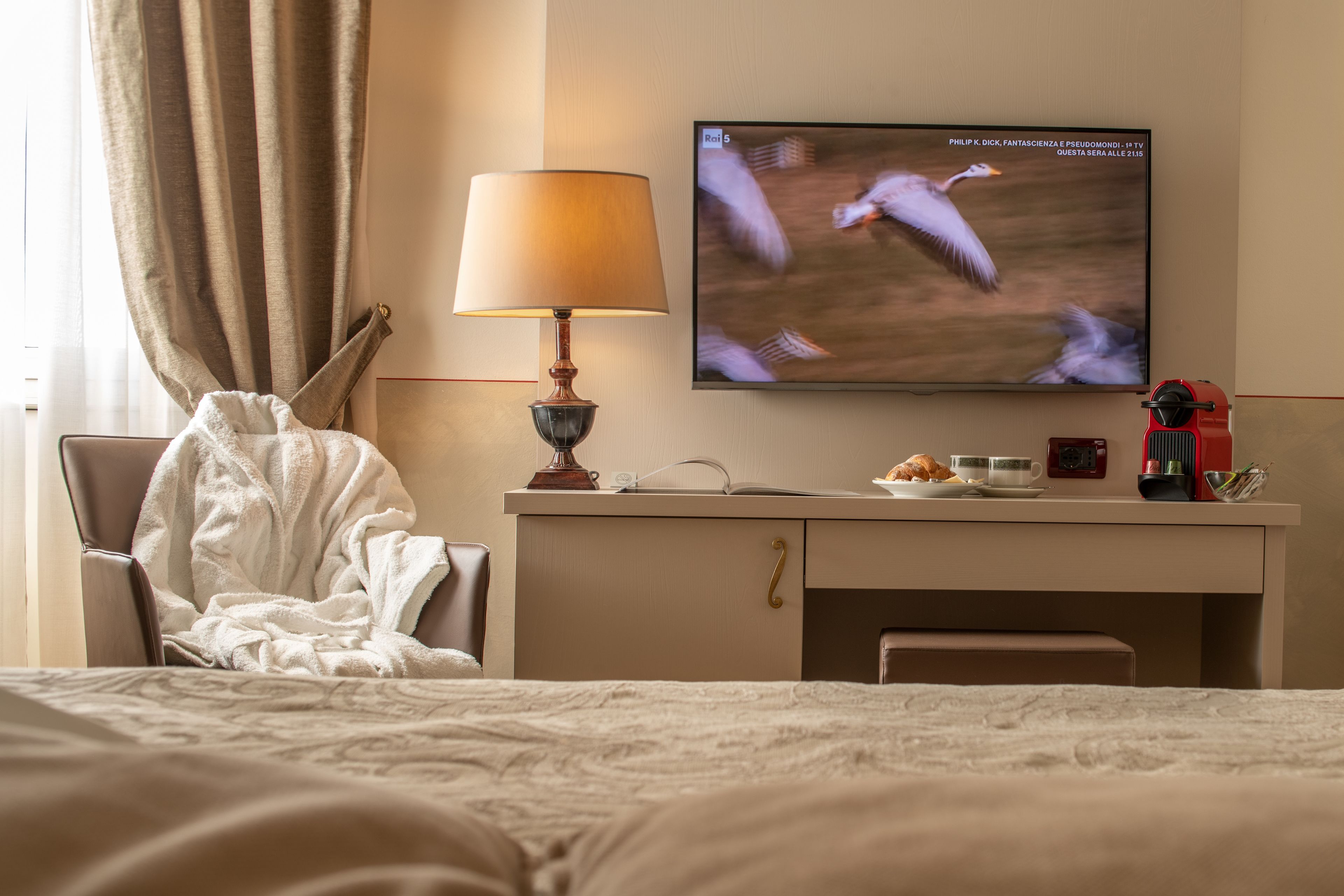 Allergikerbettwaren, Minibar, Zimmersafe, Schreibtisch