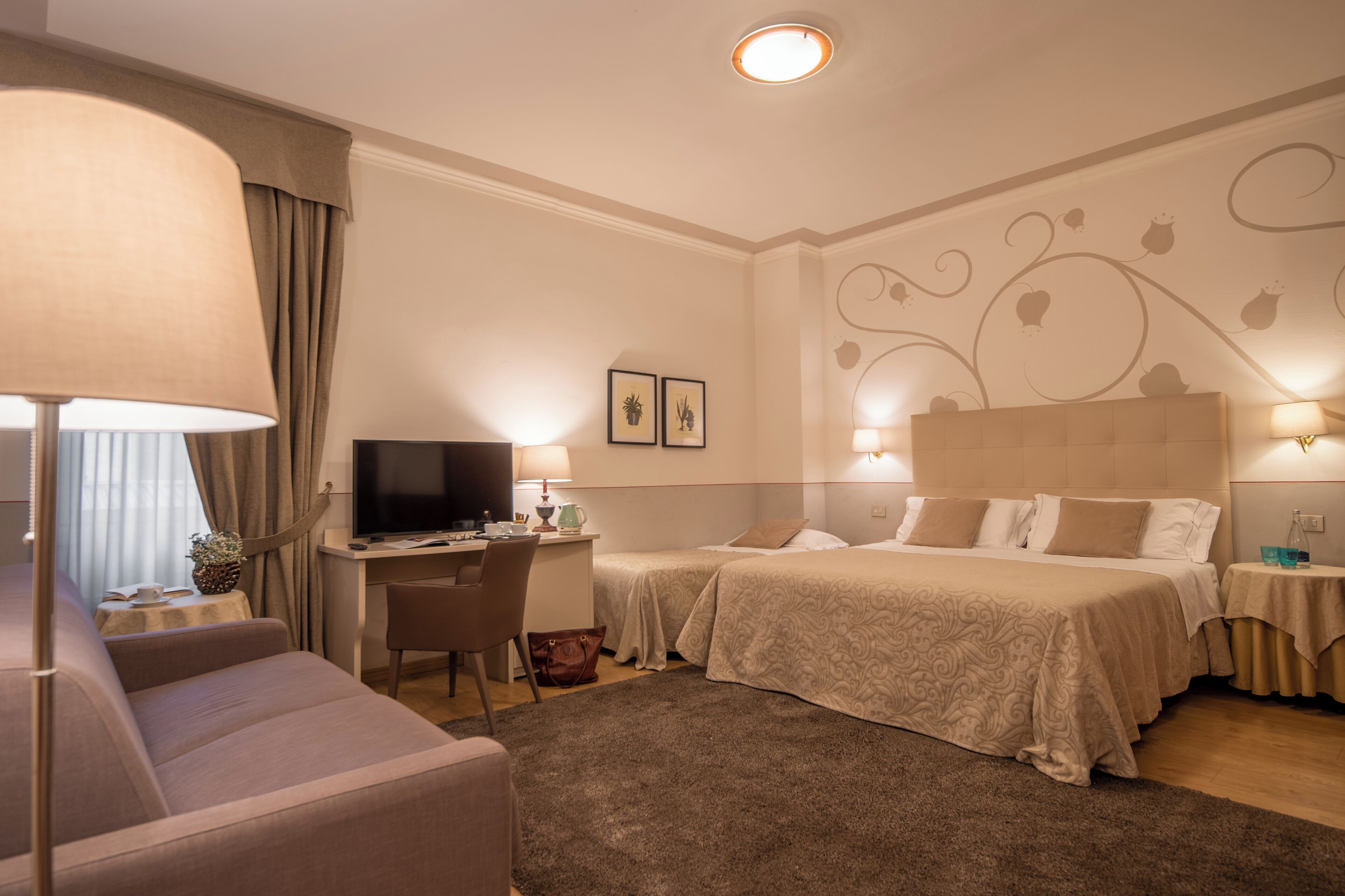 Familienzimmer (5 people) | Allergikerbettwaren, Minibar, Zimmersafe, Schreibtisch