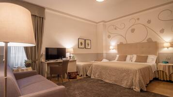 Habitació familiar (5 people) | Roba de llit hipoal·lergògena, minibar i caixa forta a l'habitació