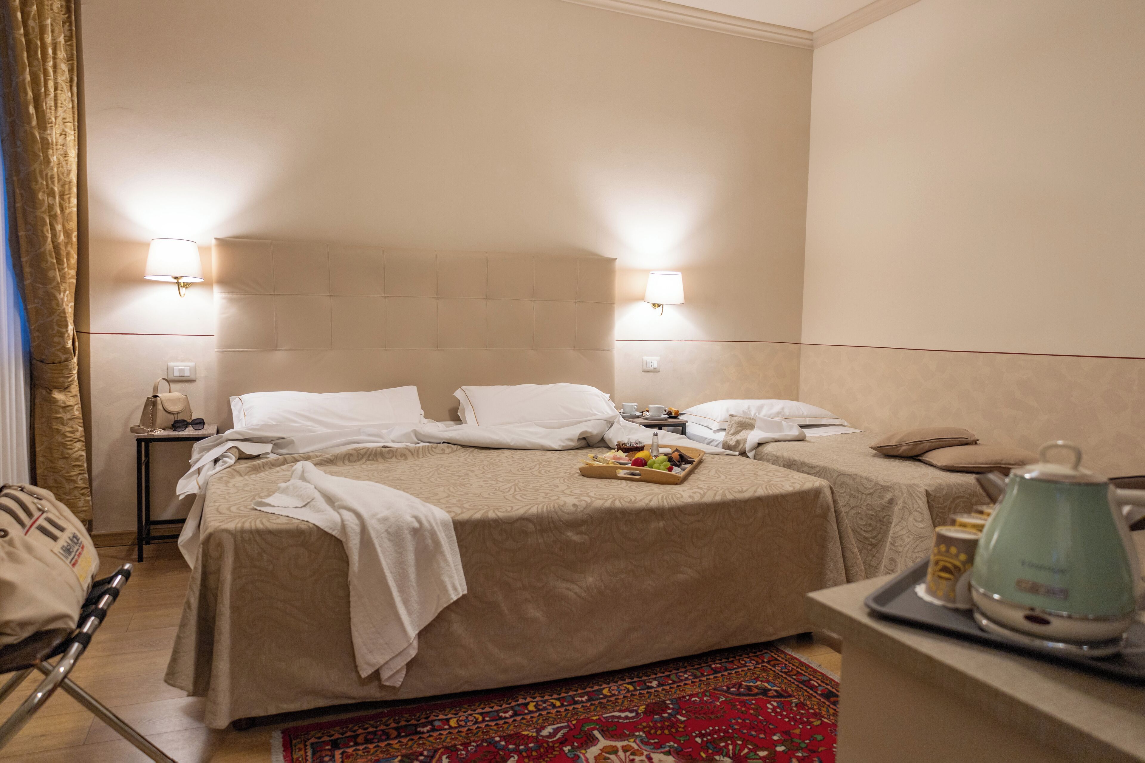 Allergikerbettwaren, Minibar, Zimmersafe, Schreibtisch