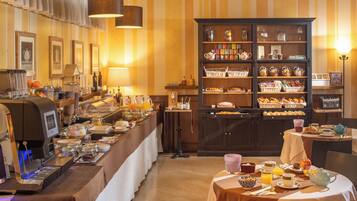 Esmorzar diari d'estil bufet gratuït