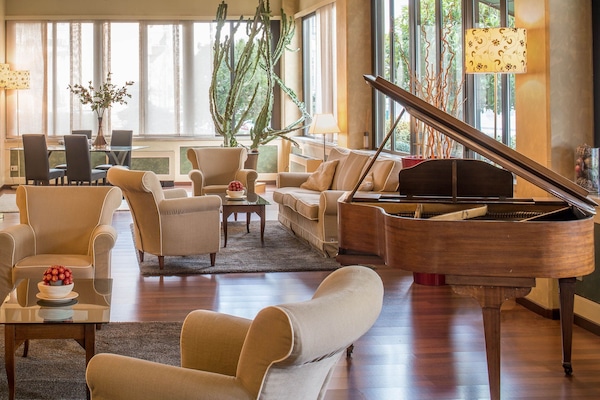 Lobby lounge