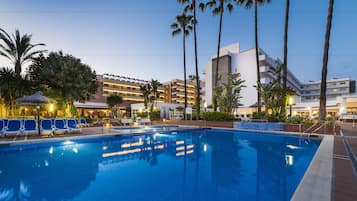 Indoor pool, 2 outdoor pools
