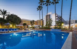 Una piscina cubierta, 2 piscinas al aire libre