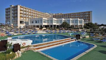 2 piscinas al aire libre, sombrillas, tumbonas