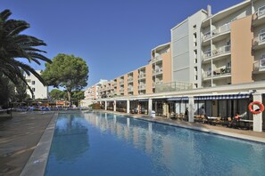 Una piscina cubierta, una piscina al aire libre