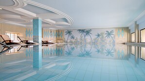 Ein großer, überdachter Schwimmbereich mit gefliestem Boden und Wänden, der ein geometrisches Muster und Palmenmotive zeigt.