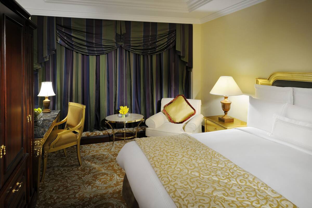 Executive Room, 1 King Bed | Frette Italian sheets, premium bedding, down comforters, minibar
